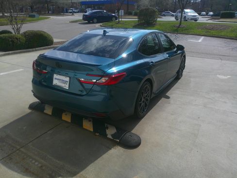 Used 2025 Toyota Camry SE w/ Convenience Package image 15