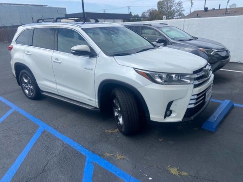 Used 2017 Toyota Highlander Limited Platinum AWD/4WD image 2