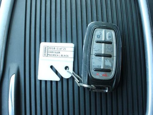 Used 2018 Chrysler Pacifica Touring-L Plus w/ Tire & Wheel Group FWD image 30
