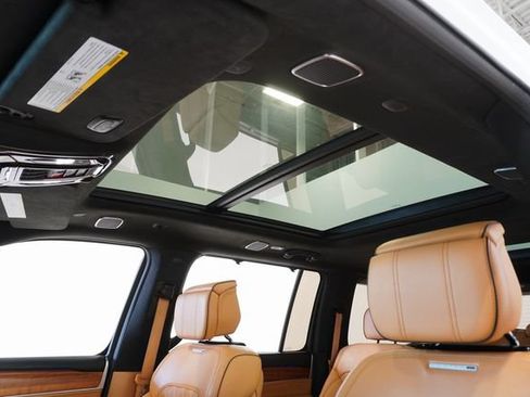 Used 2023 Jeep Grand Wagoneer Series III AWD/4WD image 9