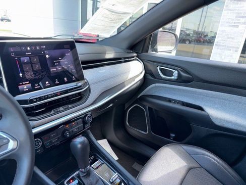 Used 2024 Jeep Compass Latitude image 18