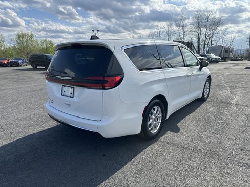 Used 2023 Chrysler Pacifica Touring-L image 3