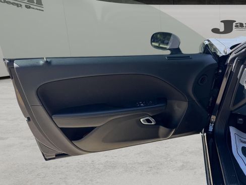Used 2018 Dodge Challenger SXT RWD image 9