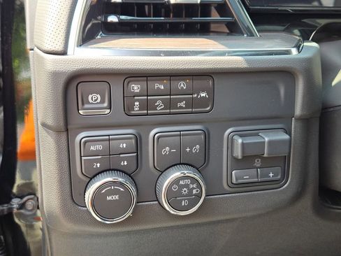 New 2025 Chevrolet Suburban Premier w/ Sun And Tow Package image 29