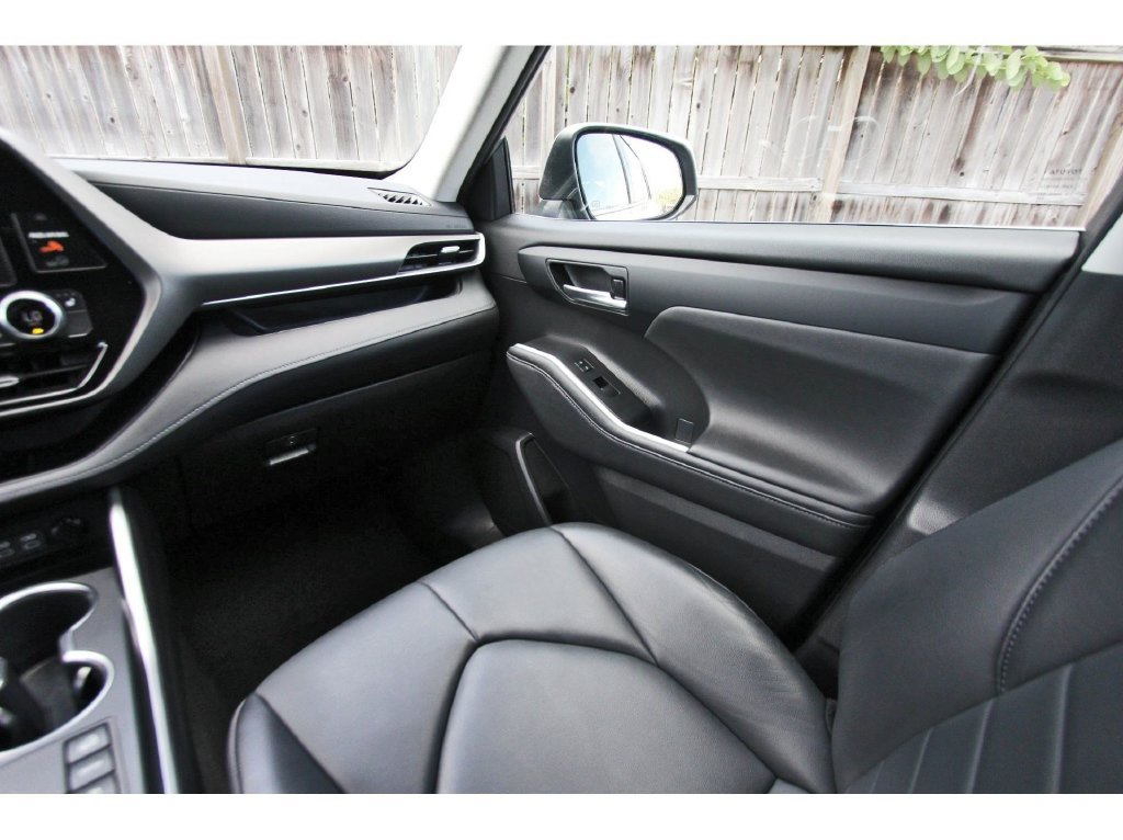 Used 2023 Toyota Highlander XLE AWD/4WD image 11