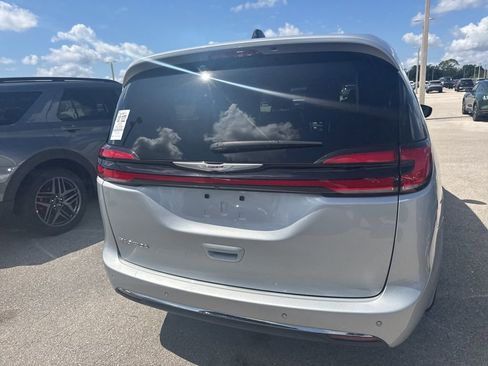 Used 2024 Chrysler Pacifica Touring-L FWD image 3
