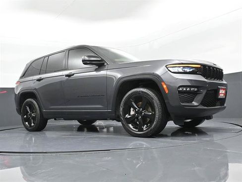 Used 2024 Jeep Grand Cherokee Limited w/ Black Appearance Package AWD/4WD image 27