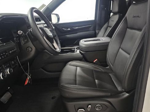 Used 2024 GMC Yukon Denali w/ Denali Reserve Package AWD/4WD image 3