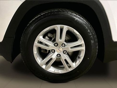 Used 2023 GMC Terrain SLE image 9