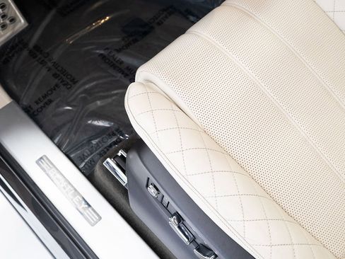 Used 2020 Bentley Bentayga V8 image 12