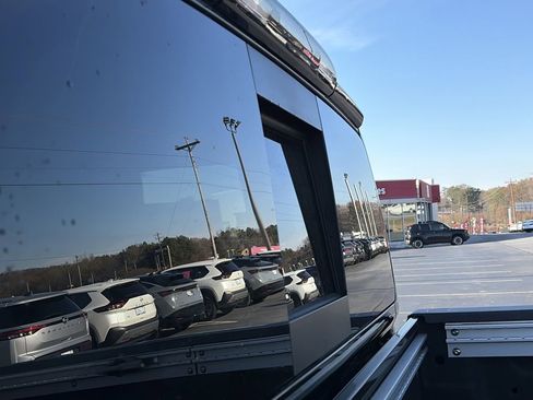 Used 2024 Nissan Titan SV w/ SV Convenience Package image 12