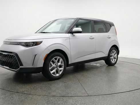 Used 2025 Kia Soul LX w/ LX Technology Package image 3