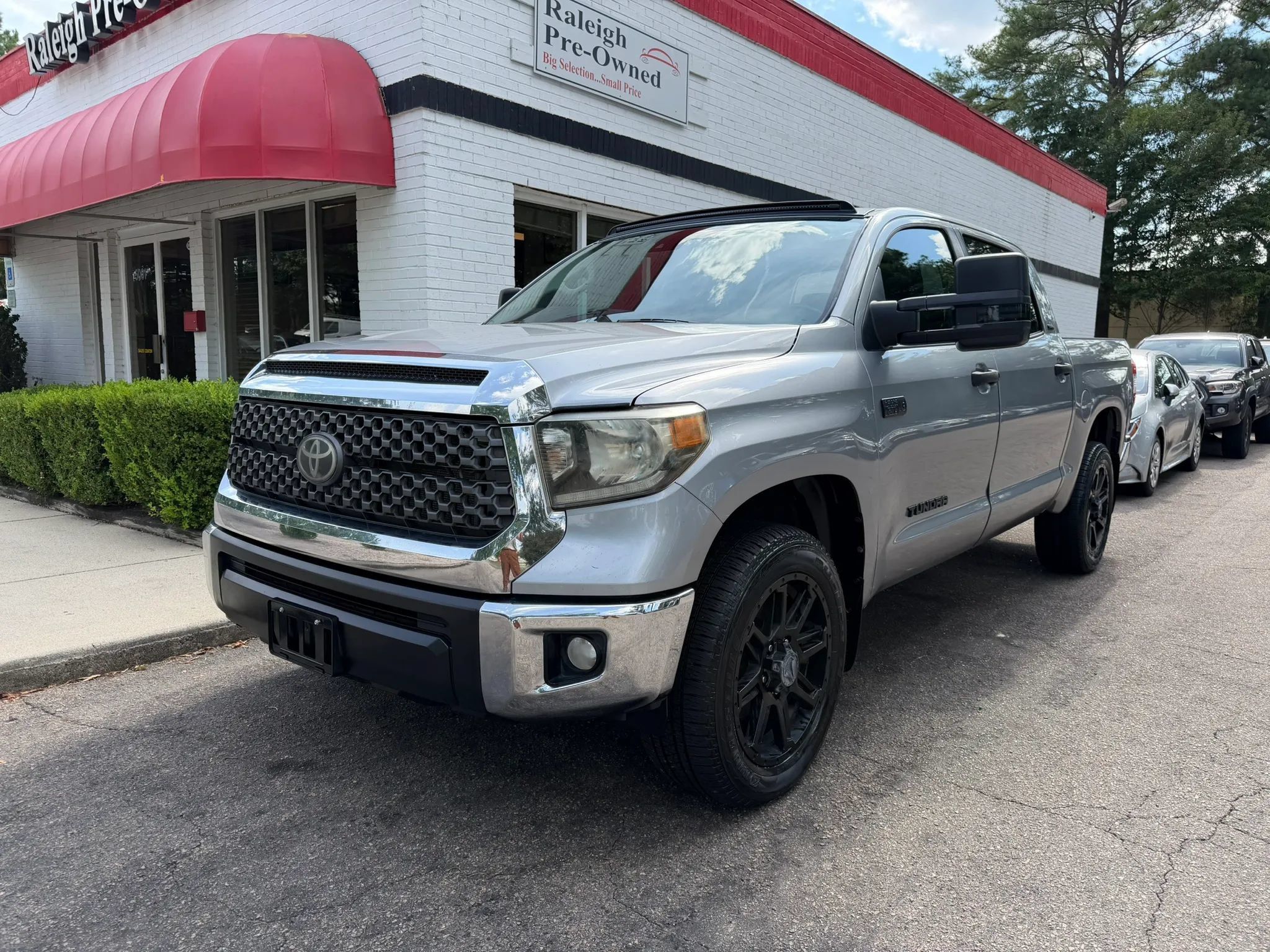 Used 2020 Toyota Tundra SR5 w/ SR5 Upgrade Package AWD/4WD image 2