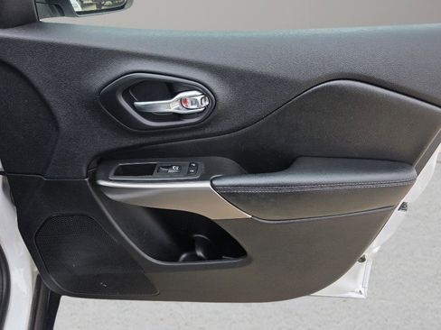 Used 2020 Jeep Cherokee Latitude Plus w/ Cold Weather Group image 28