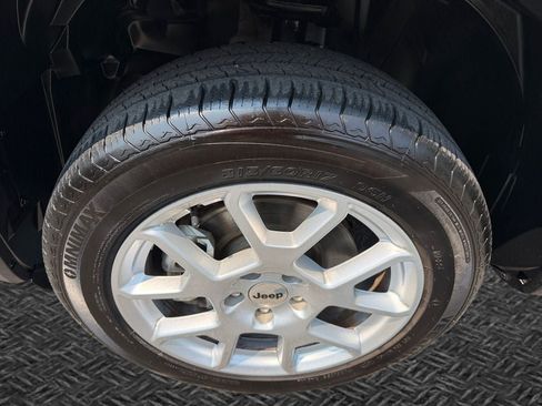 Used 2023 Jeep Renegade Latitude AWD/4WD image 11