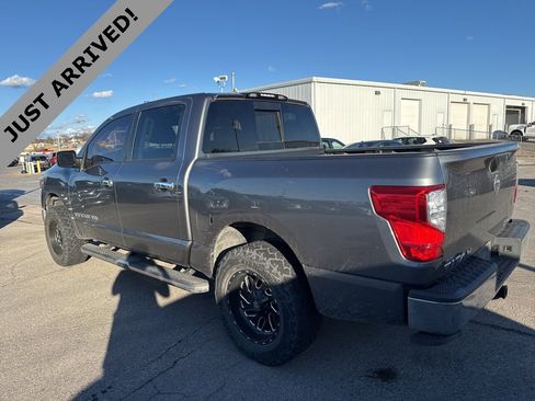 Used 2018 Nissan Titan SV image 7