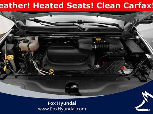 Used 2024 Chrysler Pacifica Touring-L image 3