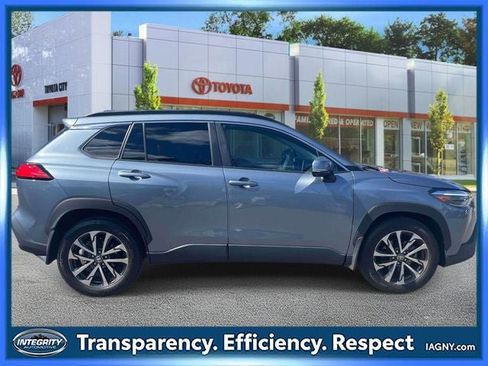 Used 2023 Toyota Corolla Cross XLE w/ Convenience Package image 5