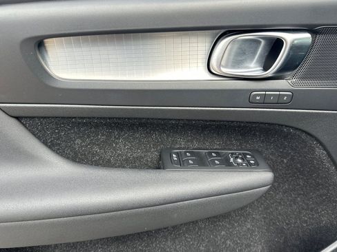 Used 2020 Volvo XC40 T5 Momentum image 10