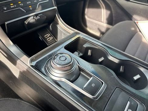 Used 2020 Ford Edge SE image 19