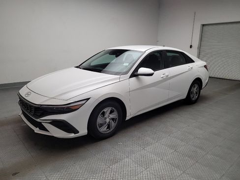 Used 2024 Hyundai Elantra SE image 2