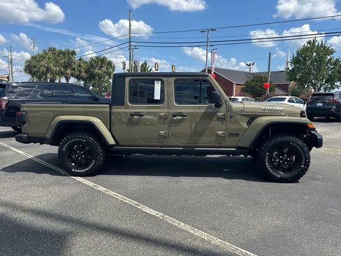 Used 2025 Jeep Gladiator Sport AWD/4WD image 2