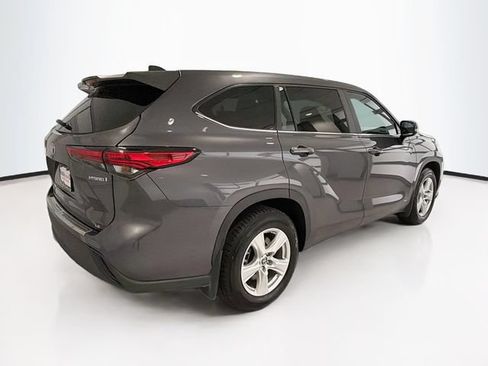 Used 2023 Toyota Highlander LE AWD/4WD image 6