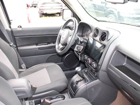 Used 2013 Jeep Patriot Latitude w/ Sun/Sound Group AWD/4WD image 12