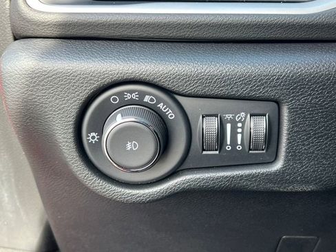 Used 2025 Chrysler Pacifica Select image 19