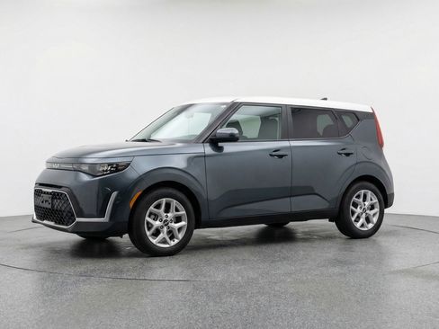 Used 2025 Kia Soul LX w/ LX Technology Package image 3