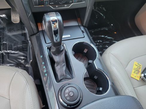 Used 2018 Ford Explorer XLT w/ Equipment Group 202A AWD/4WD image 36