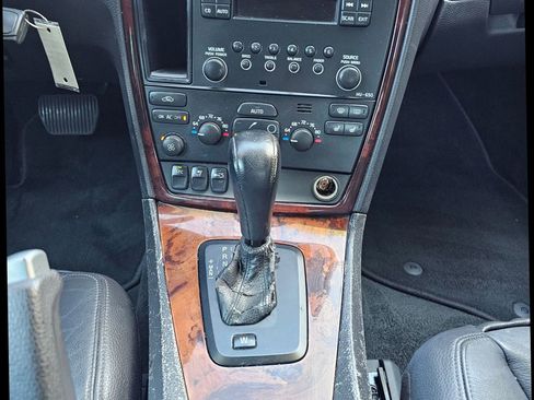 Used 2005 Volvo S60 2.5T image 34