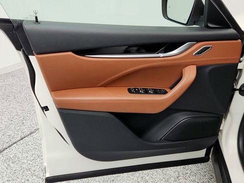 Used 2017 Maserati Levante image 11