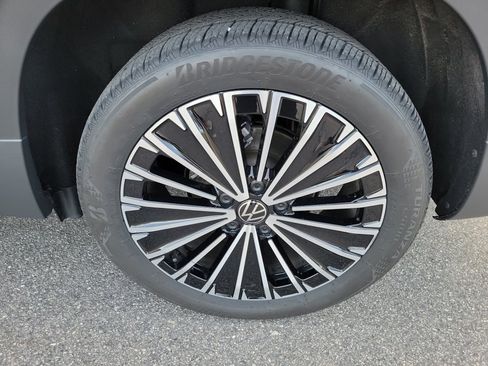 Certified 2025 Volkswagen Taos SE w/ Panoramic Sunroof Package image 31