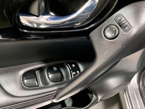 Used 2018 Nissan Rogue Sport SV image 39