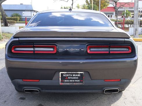 Used 2019 Dodge Challenger SXT image 9