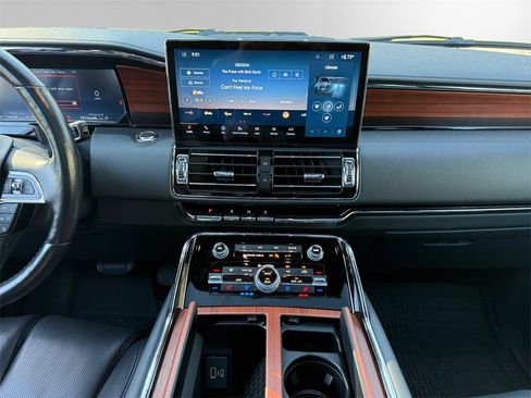 Used 2024 Lincoln Navigator L Reserve image 12