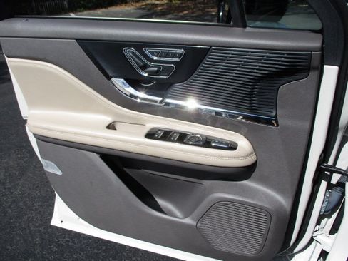 Used 2021 Lincoln Corsair FWD w/ Premium Package image 32