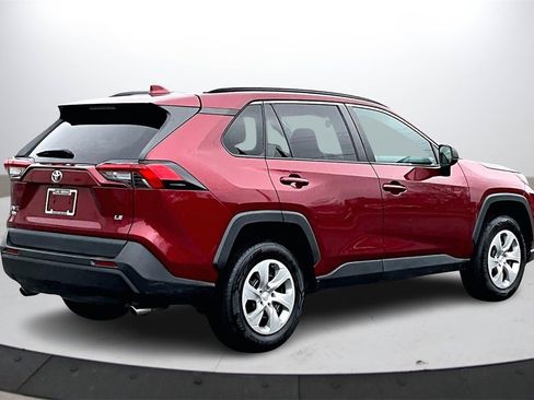 Used 2021 Toyota RAV4 LE image 8