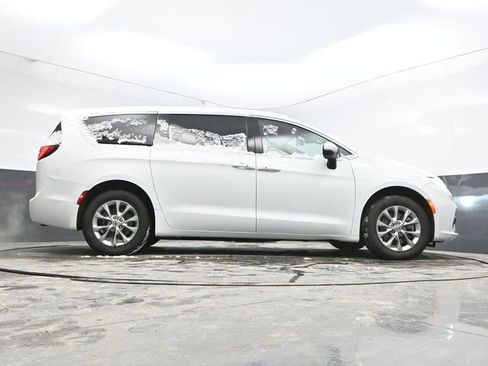 Used 2023 Chrysler Pacifica Touring-L image 38