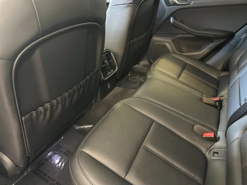 Certified 2025 Porsche Macan AWD/4WD image 13