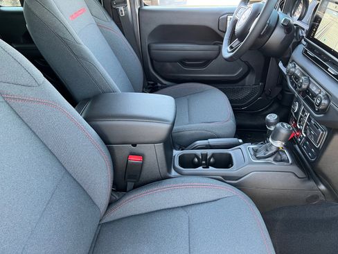 New 2025 Jeep Wrangler Unlimited Rubicon w/ Technology Group image 19