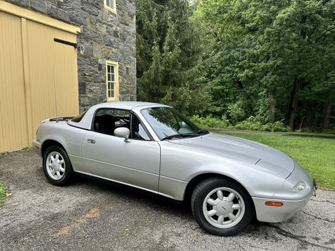Used 1990 MAZDA MX-5 Miata RWD image 1