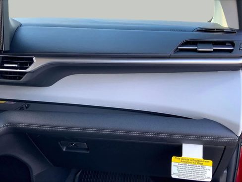 Used 2026 Toyota Sienna XLE FWD image 18