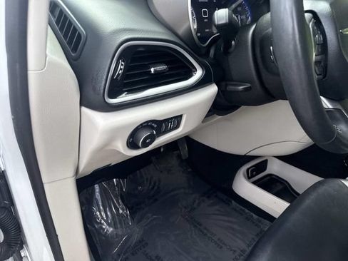 Used 2024 Chrysler Pacifica Touring-L FWD image 24