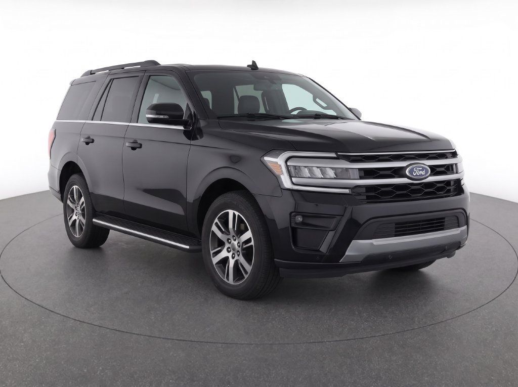 Used 2023 Ford Expedition XLT RWD image 2