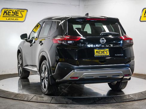 Used 2021 Nissan Rogue Platinum image 2