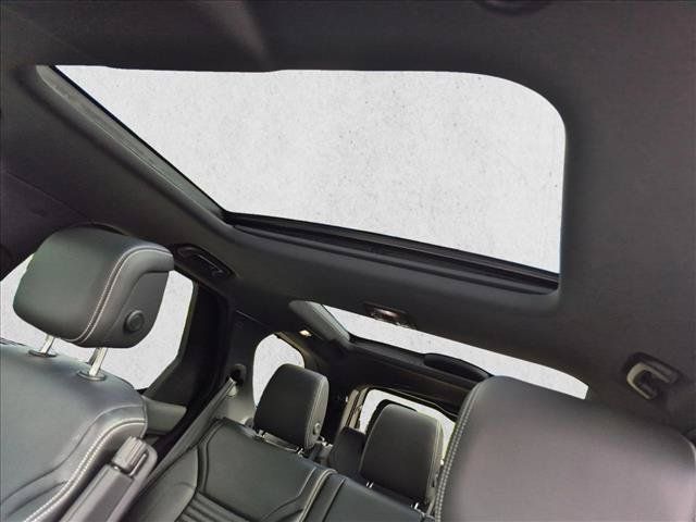 Used 2025 Land Rover Discovery S AWD/4WD image 16