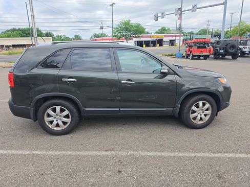 Used 2013 Kia Sorento LX w/ Convenience Pkg FWD image 2