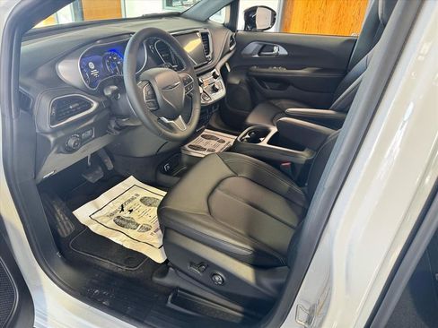 Used 2026 Chrysler Pacifica Select image 17